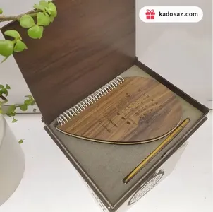 دفتر قلب چوبی با جعبه و خودکار چوبی