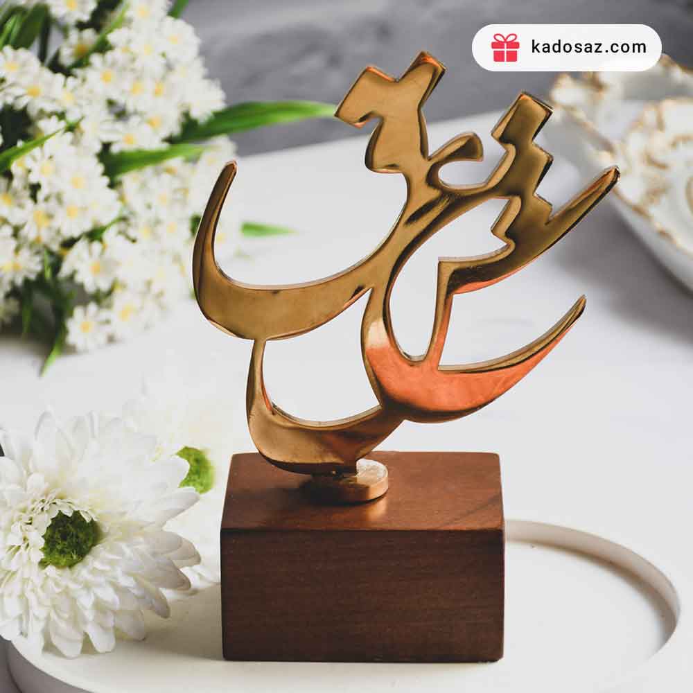 تندیس فلزی با پایه چوبی طرح عشق