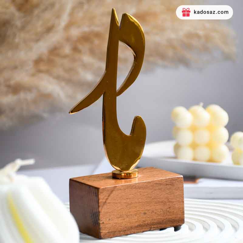 تندیس مادر فلزی با پایه چوبی