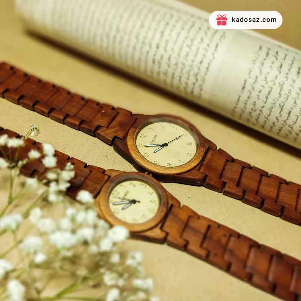 ساعت مچی چوبی مدل لورا با چوب آلوچه قرمز صفحه سفید