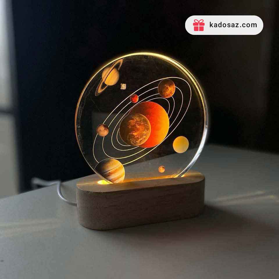 چراغ خواب کریستالی طرح منظومه شمسی با پایه چوبی