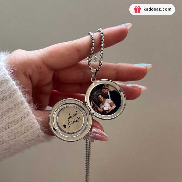 گردنبند لاکت گرد نقره ای طرح دار