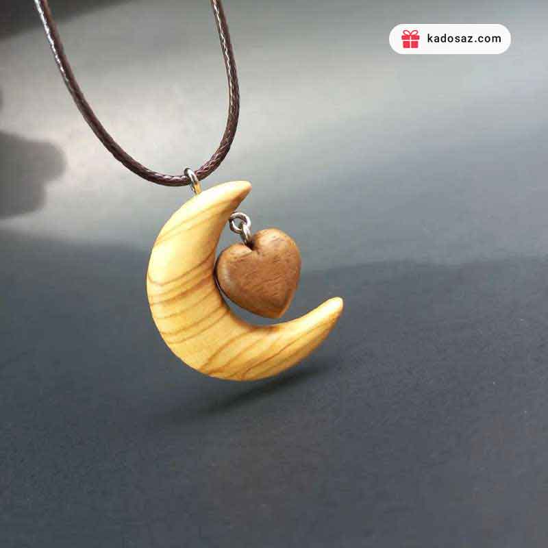 گردنبند چوبی طرح ماه و قلب از جنس چوب گردو