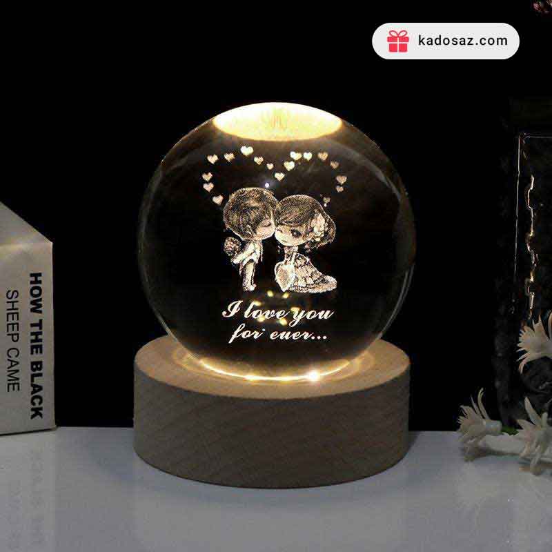 گوی کریستالی چراغدار با پایه چوبی طرح بوسه عاشقانه